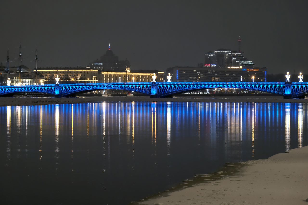 Троицкий мост и мост Бетанкура засияли в новом световом обличии — Друзья  Петербурга