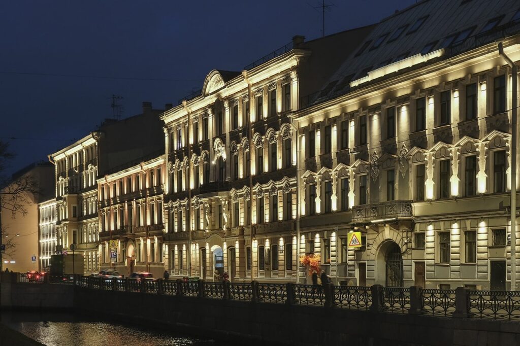 Архитектурный ансамбль набережной Адмиралтейского канала получил современную художественную подсветку