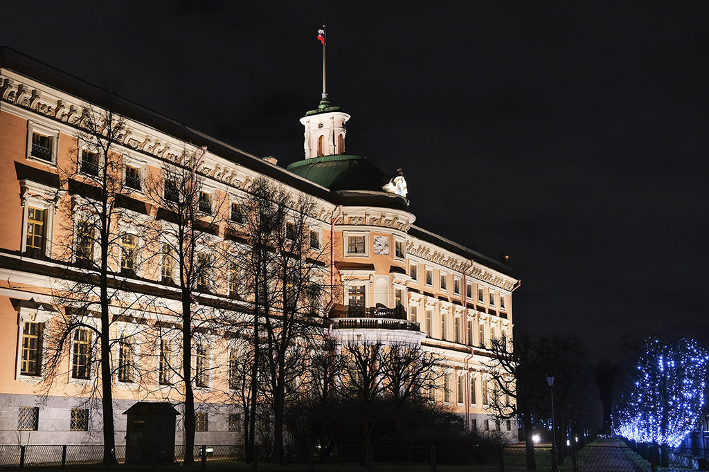 Михайловский замок украсила архитектурно-художественная подсветка