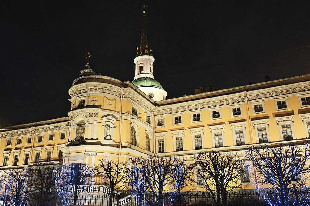 Михайловский замок украсила архитектурно-художественная подсветка