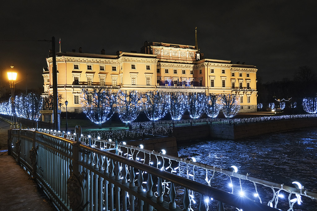 Михайловский замок украсила архитектурно-художественная подсветка