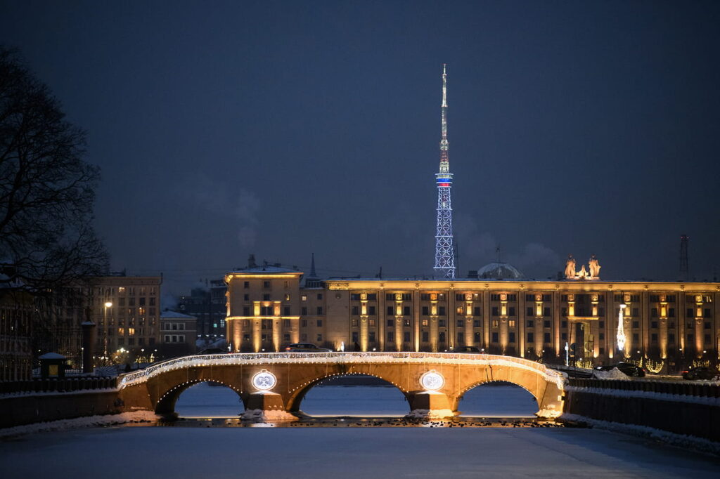 Новые современные фонари на набережной реки Фонтанки сформировали единый световой ансамбль в центре Петербурга