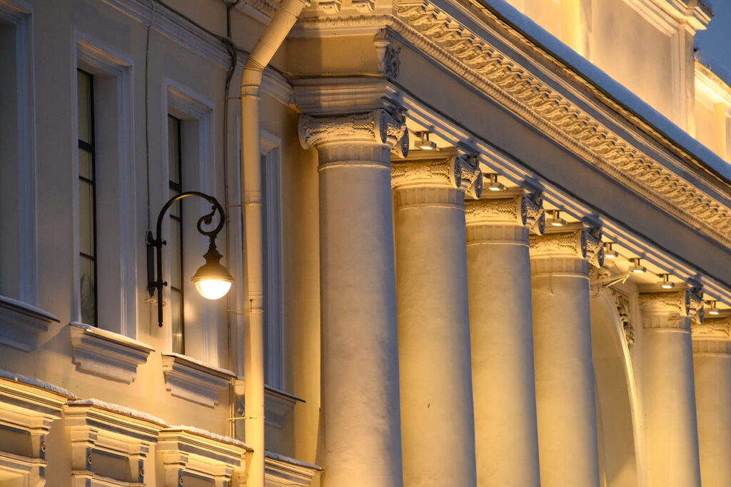 Новые современные фонари на набережной реки Фонтанки сформировали единый световой ансамбль в центре Петербурга