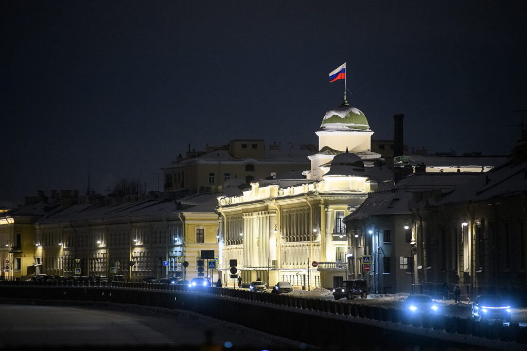 Новые современные фонари на набережной реки Фонтанки сформировали единый световой ансамбль в центре Петербурга