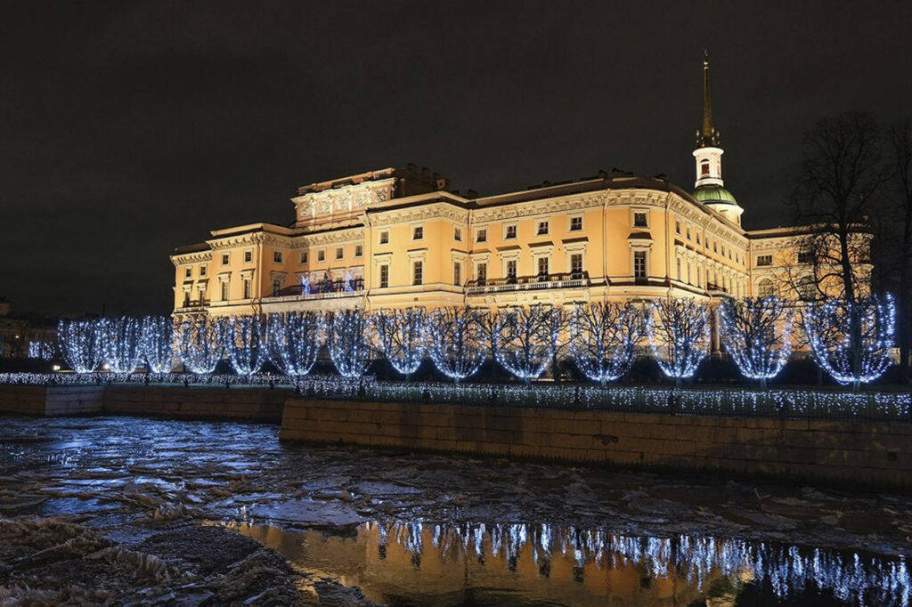 Модернизированная система наружного овещения Михайловского замка