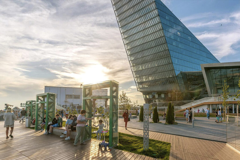 Открытая набережная у Лахта Центра