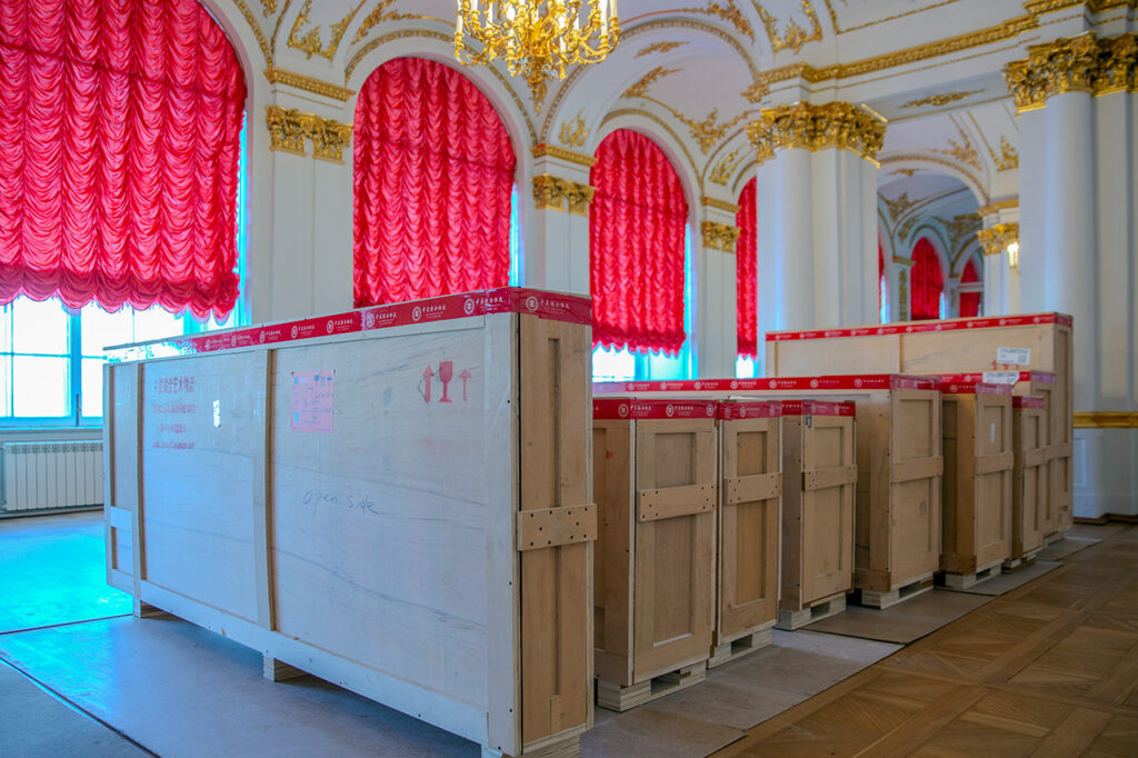 В Царское Село прибыли из Китая 155 воссозданных панно для личных апартаментов Екатерины II Зубовского флигеля