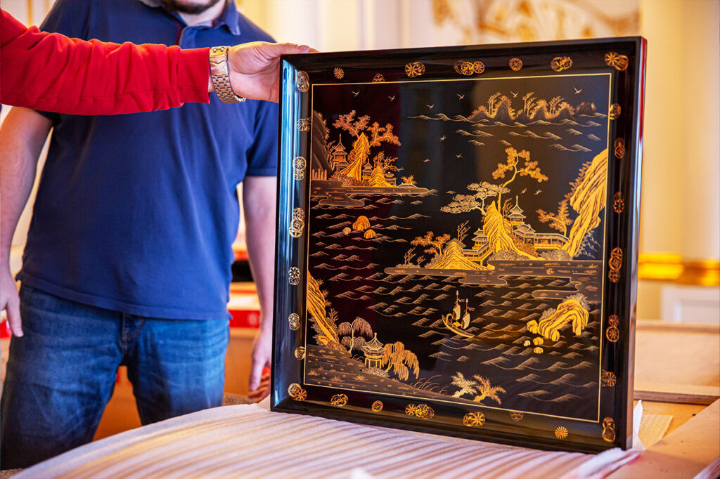 В Царское Село прибыли из Китая 155 воссозданных панно для личных апартаментов Екатерины II Зубовского флигеля