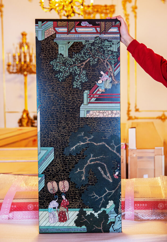 В Царское Село прибыли из Китая 155 воссозданных панно для личных апартаментов Екатерины II Зубовского флигеля